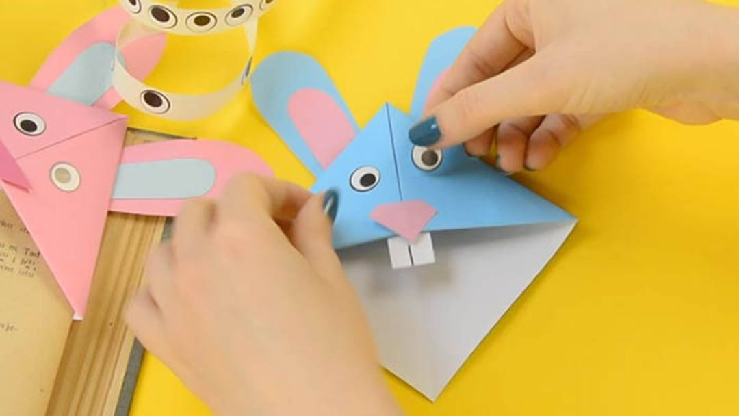 super simple easter bunny crafts for kids DIY origami Easter bunny bookmark